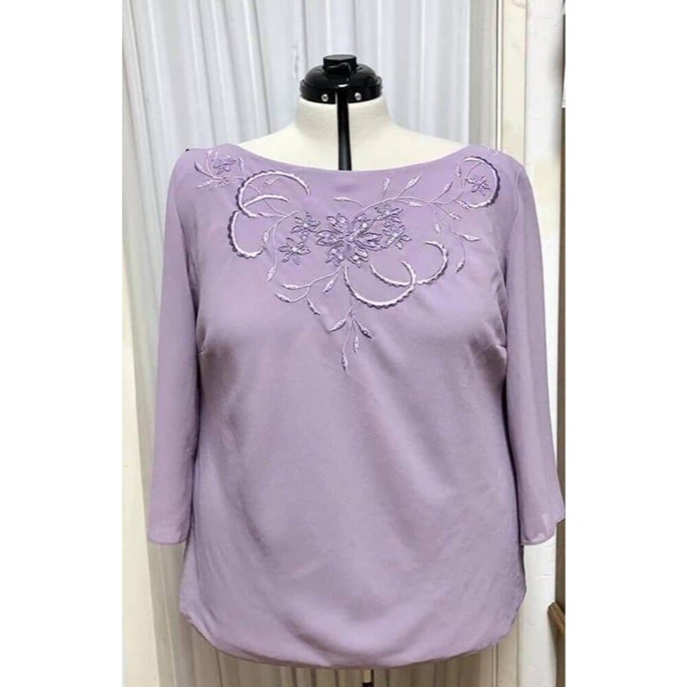 Studio I lilac embroidered top. Size 30.